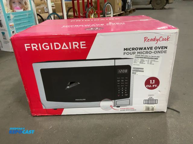 Lot 2-75525 - Frigidaire ready cook microwave oven 1.1 cubic feet