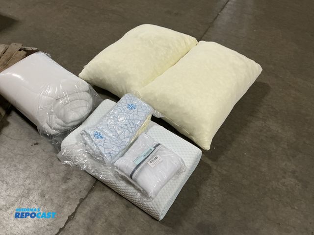 Lot 2-24340 - Lot of pillows and a blanket