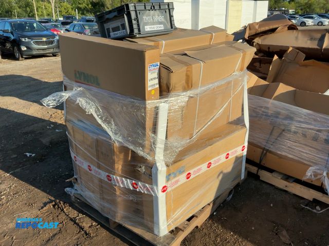 Lot 2-18808 - Lot of linoleum automotive cooling parts LR2954, and various radiators