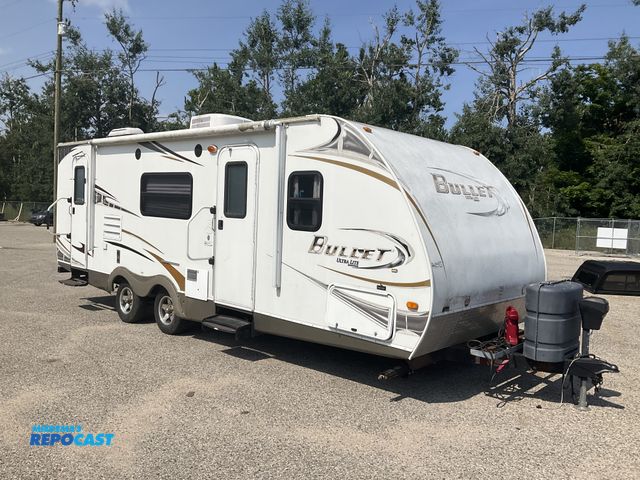 Lot 2-61856 - 2011 Keystone Bellet Premier Camper Travel Trailer