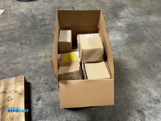 Lot 2-99756 - Box of (39) Golden Roses, some have broken pieces