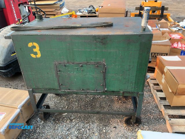 Lot 2-18061 - Industrial tank on wheels with valves