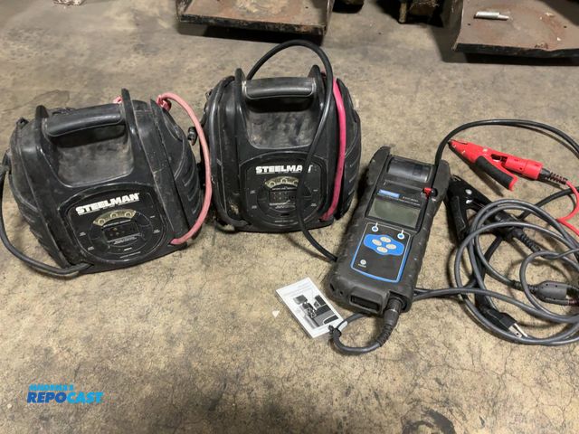 Lot 2-27822 - 2 steelman jump packs and 1 midtronics battery and electrical diagnostic analyzer