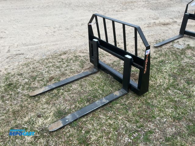 Lot 2-42954 - New Tomahawk 42" Skid Steer Forks, Universal Quick Attach Carriage with (2) 42" Forks, 2,800 lb Max ...