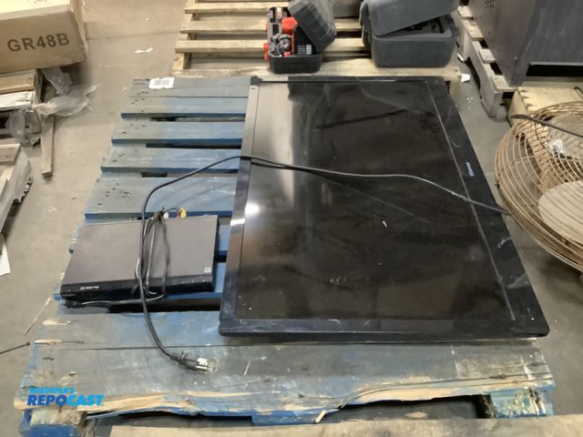 Lot 2-35058 - Hisense F42K20E LED LCD 42” TV with Remote and Sony DVP-SR200P CD/DVD Player