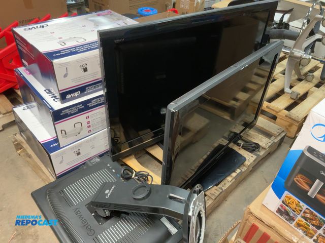 Lot 2-14657 - Sceptre TV 37", HD Display Gateway 26"moniter, &amp; Brava TV 46"