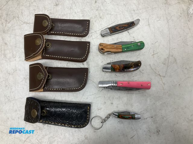 Lot 2-92416 - Lot of (4) Collectible 3” Blade Pocket Knives &amp; (1) 2” Blade collectible key-chain knife