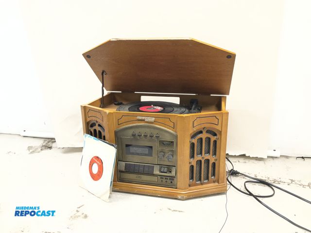 Lot 2-96729 - General Sound GS-TAP800 Turntable AM/FM Radio with CD Cassette recorder (oak)