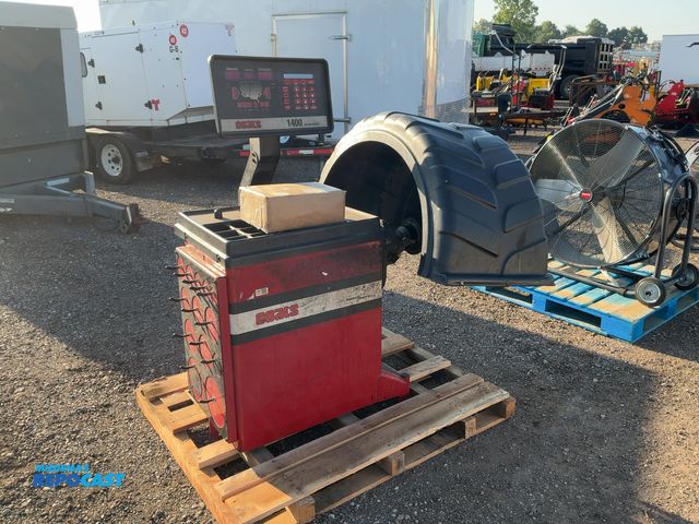 Lot 2-20428 - Coats 1400 2D Wheel Balancer, Direct Drive, 220 Volt Single Phase, Part No. 80014002D, Bar For Wheel...