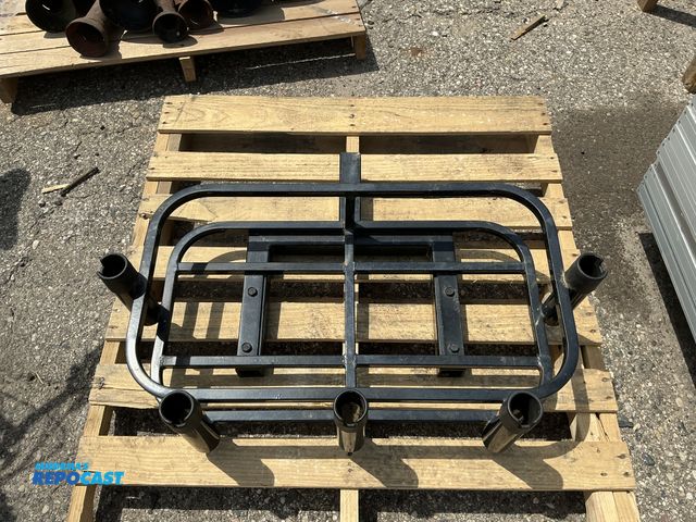 Lot 2-75960 - Hitch cargo carrier attachment