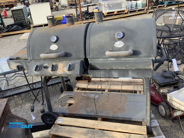 Lot 2-35272 - Professional double char-grille, grille / smoker includes various supplies (spatula, tongs, brushes…...