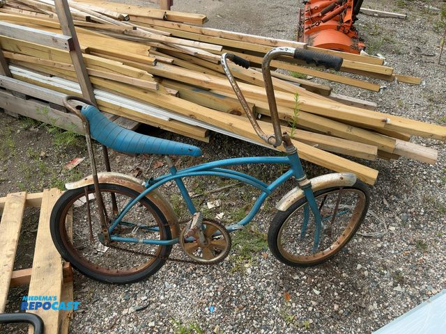 Lot 2-18383 - Vintage Schwinn Bicycle from 1960s/70s, front wheel isn’t attached