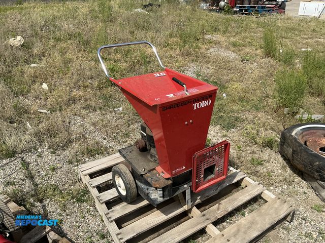 Lot 2-64027 - TORO chipper shredder for you garden needs - portable, heavy duty, shredder w/ bagger attachment, ha...