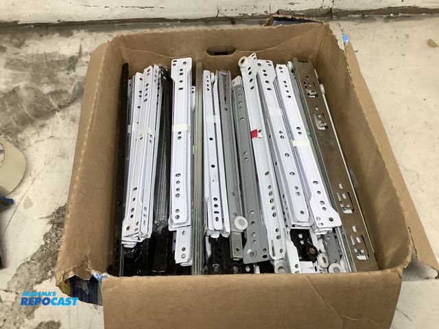 Lot 2-35704 - Large lot of ball-bearing slides and roller slides