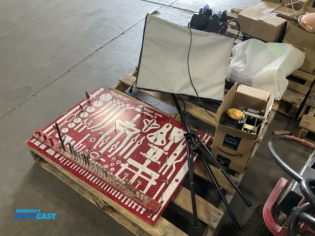 Lot 2-91340 - Skid lot of various spray paint parts, snap on puller set and light