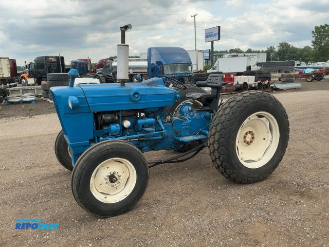 Lot 2-21202 - Ford 3000 Tractor