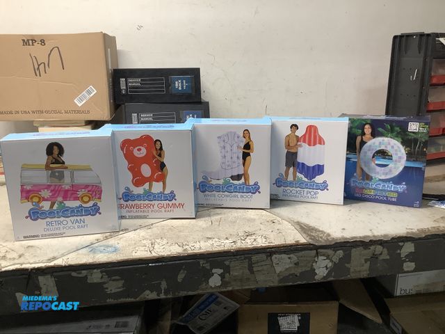 Lot 2-93951 - Lot of (4) Asst. Pool Rafts &amp; (1) Pool Candy Tube Illuminated