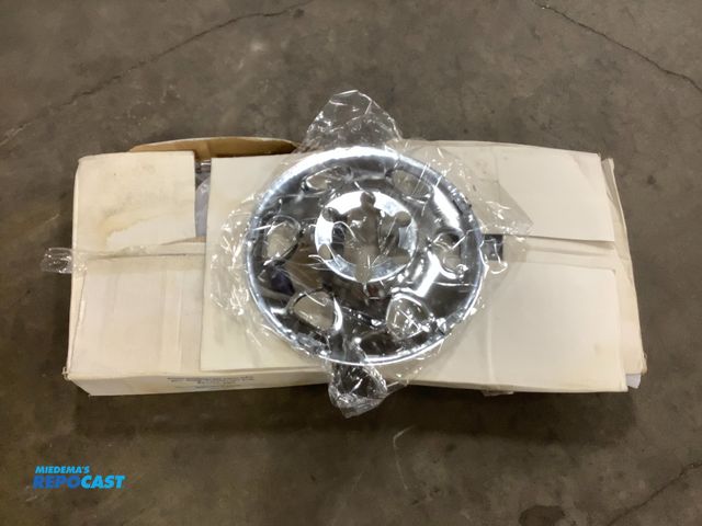 Lot 2-27079 - lot of 8 wheel covers, chrome, 15"