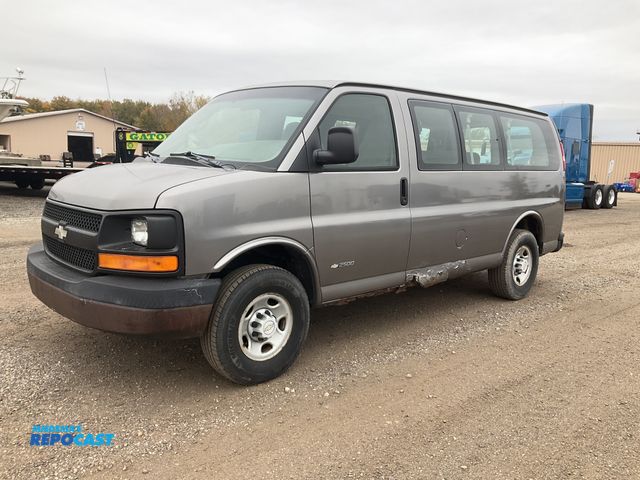 Lot 2-20131 - 2006 Chevrolet 2500 Express Cargo Van RWD