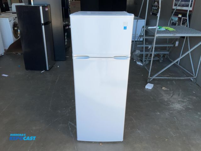 Lot 2-27771 - Scratch & Dent Avanti AVRPD7300BW Refrigerator/Freezer