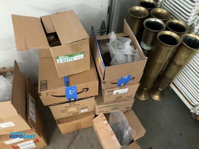 Lot 2-60772 - 50+ Glass Gold colored glasses