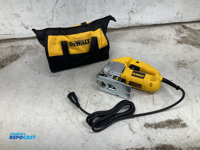Lot 2-79831 - DeWalt  DW317 Vs orbital hand jig saw 120v 50/60 hz - with heavy duty carry bag