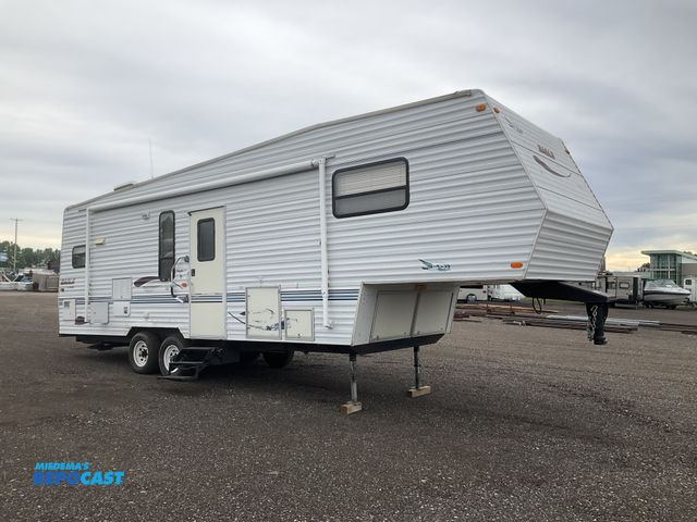Lot 2-34320 - 2000 Jayco Eagle 293RK Gooseneck Travel Trailer