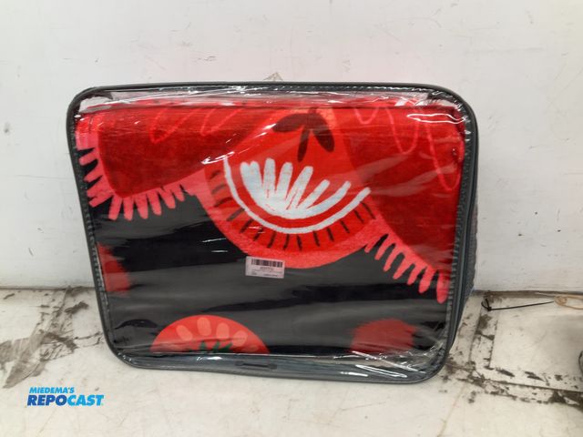 Lot 2-92675 - New 6’x9’ girls blanket