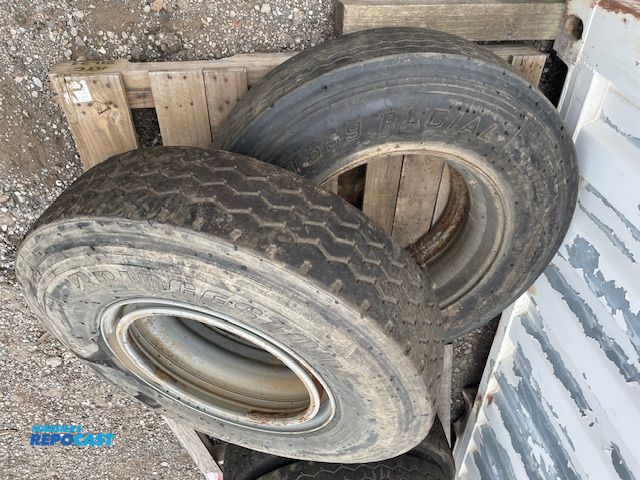 Lot 2-72715 - 2 Used tires on Dayton rims , 11R22.5 Bridgestone and 10R22.5 Firestone