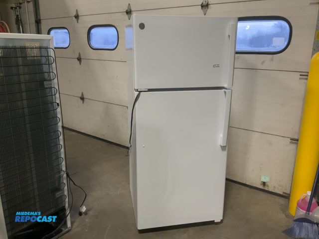 Lot 2-19290 - Scratch & Dent GE Appliances GTE17DTNDRWW Refrigerator/Freezer