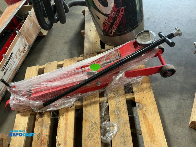 Lot 2-18479 - Steel man 5 ton service jack