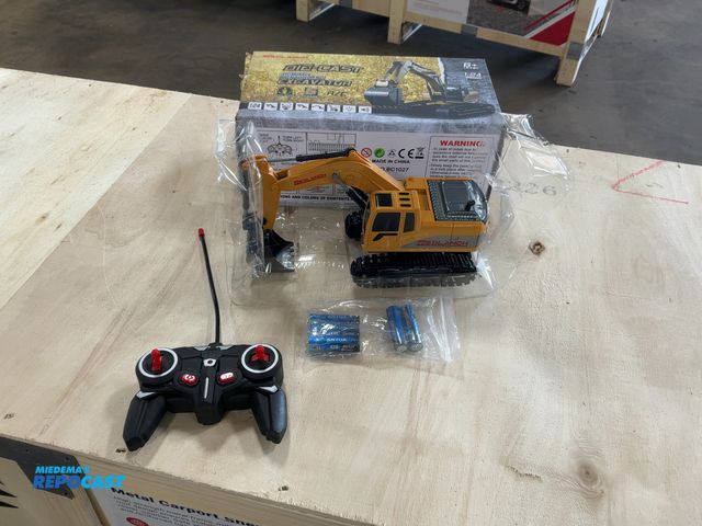 Lot 2-41405 - New SDLANCH Remote Control Excavator, 1:24 Scale, 6 Channel