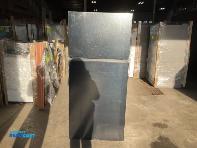 Lot 2-40433 - Scratch & Dent Hisense HRT180N6ABE Refrigerator/Freezer