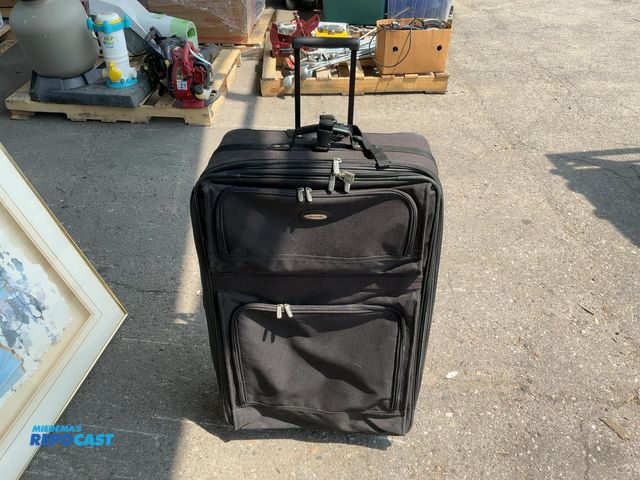 Lot 2-64150 - Large Jaguar Suitcase