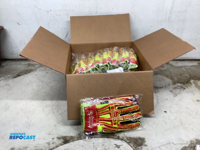 Lot 2-19454 - 16 New HexArmor Rig Lizard Arctic 2023 Size 9/L gloves