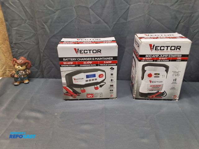 Lot 2-96026 - (1) VECTOR BATTERY CHARGER &amp; MAINTAINER AND (1) 800 AMP JUMP STARTER
