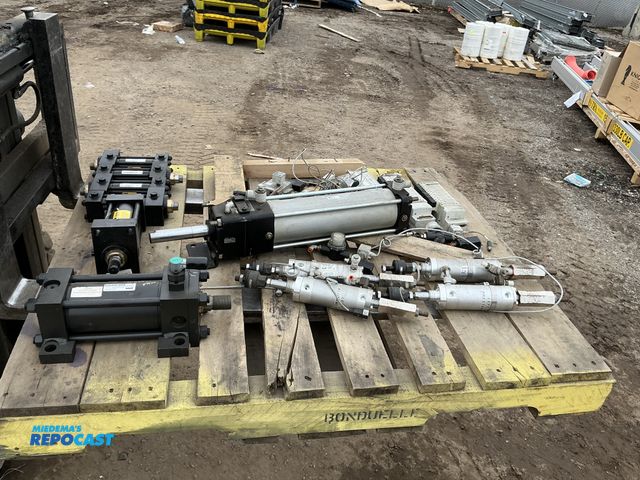 Lot 2-94687 - Pallet of Industrial Hydraulic Cylinders and Accessories