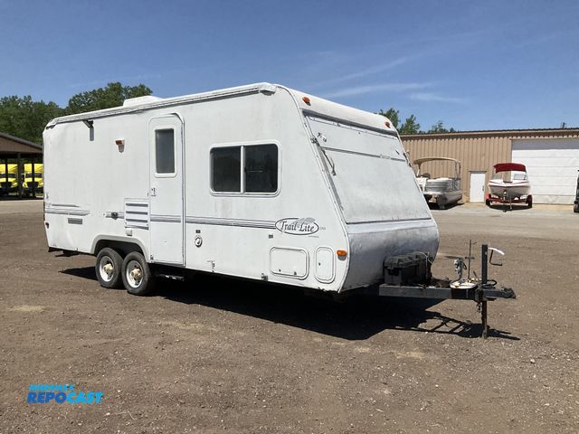 Lot 2-20950 - 2001 TRAIL LITE B-22S Camper Travel Trailer