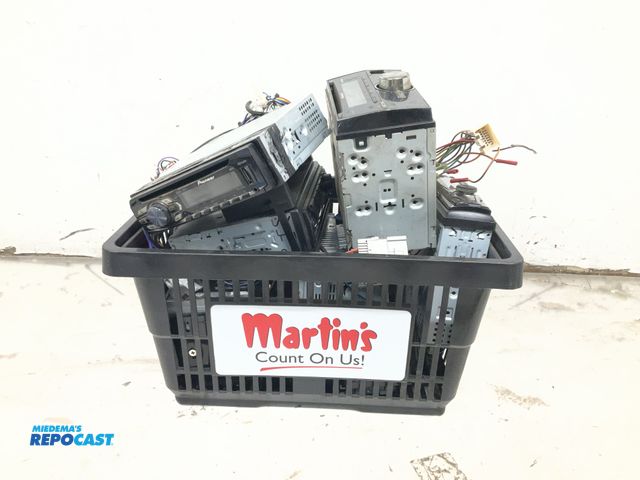 Lot 2-96851 - Lot of speaker connectors/radios