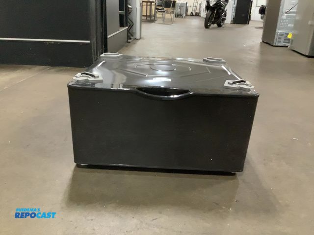 Lot 2-55254 - Samsung WE402NV/A3 27” W x 14” T x 28” L Laundry Pedestal