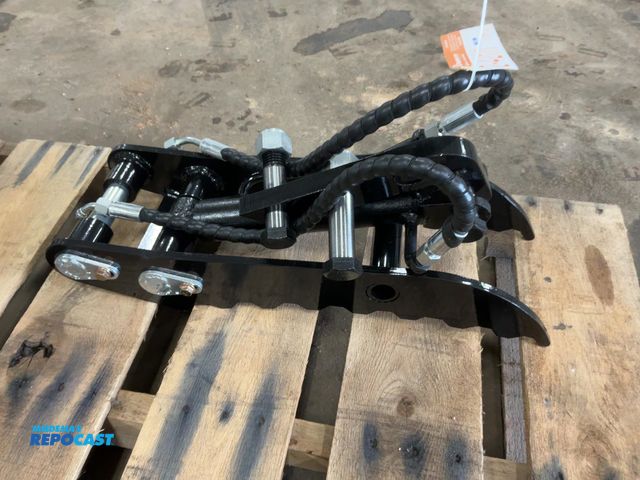 Lot 2-42111 - New SDLANCH Hydraulic Thumb Attachment for Chinese Mini Excavator, Type IREAS, Approx. 6.5”x21”, has...