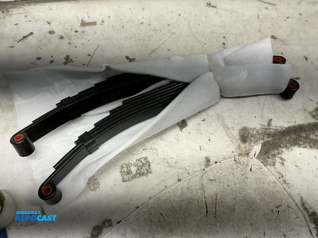 Repocast.com - Lot 2-25780 - Leaf spring pack for vehicle suspension