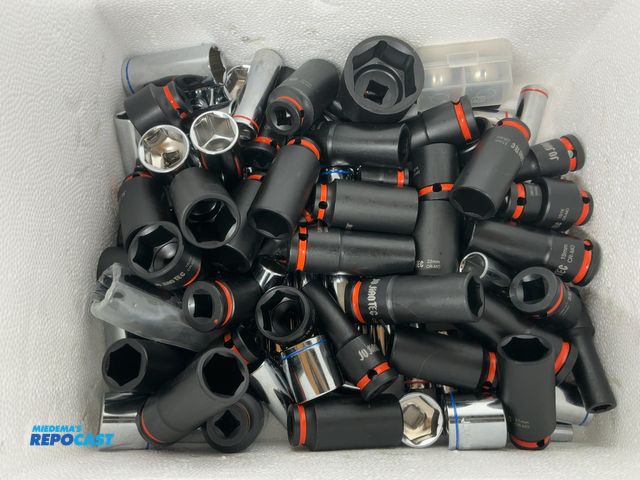 Lot 2-24512 - Box of over 100pcs of assorted impact and chrome bits