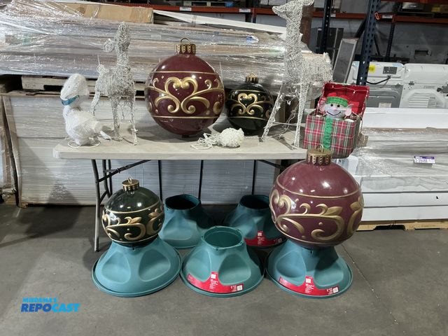 Lot 2-49897 - Pallet of Seasonal Decor and Merchandise