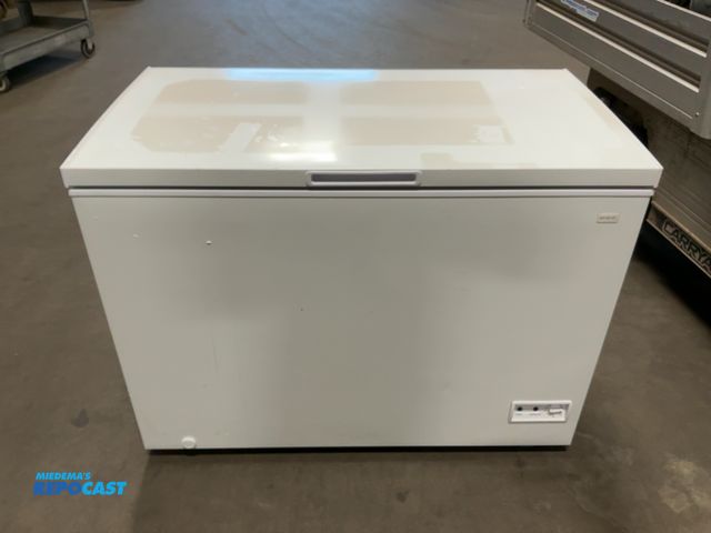 Lot 2-91842 - Scratch & Dent Avanti CF10F0W Garage Ready Chest Freezer