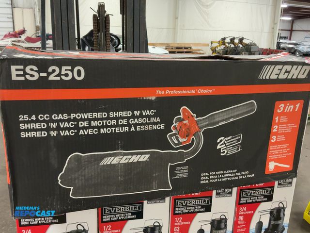 Lot 2-21958 - Echo ES-250 25.4cc Gas-Powered Shred N Vac, 3 in 1, blower/shredder/vaccum, Unused Store Return in O...