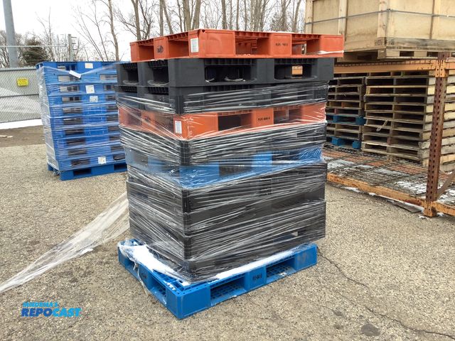 Lot 2-15551 - 10 Plastic Various size and color stackable pallets skids