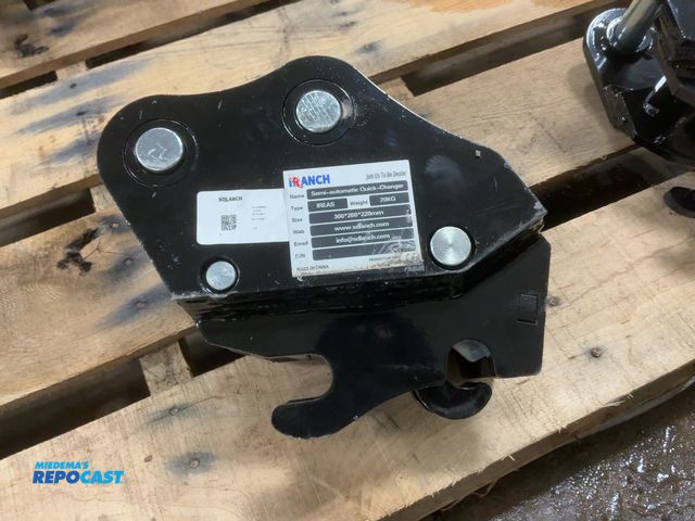Lot 2-42116 - New SDLANCH Semi-Automatic Quick-Changer Coupler for Chinese Mini Excavator, Type IREAS, Manual Oper...