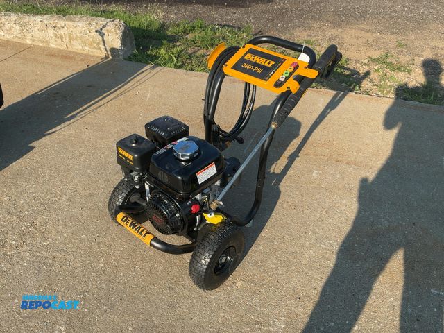 Lot 2-20992 - Dewalt 3600 PSI Pressure Washer, Honda GX200 Gas Engine with Recoil Start, Comes with hose/wand, 2.5...