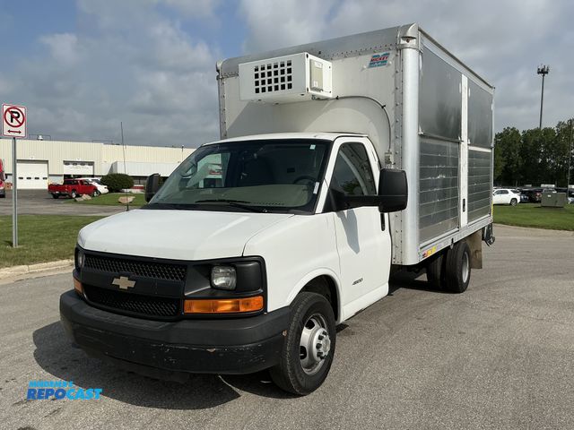 Lot 2-13021 - 2015 Chevrolet Express 4500 Cargo Van RWD